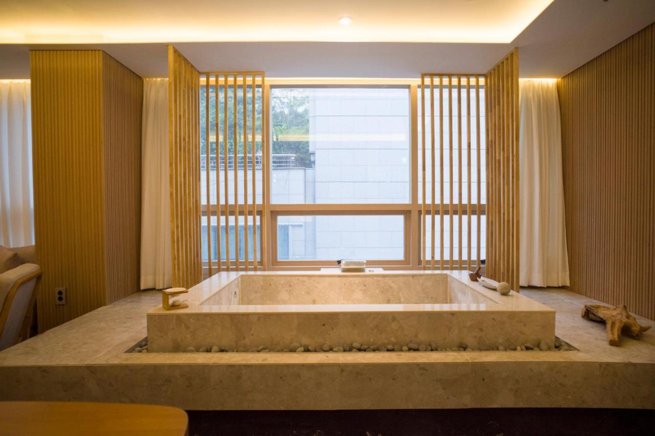 Uh Suite The Myeongdong Seúl Exterior foto