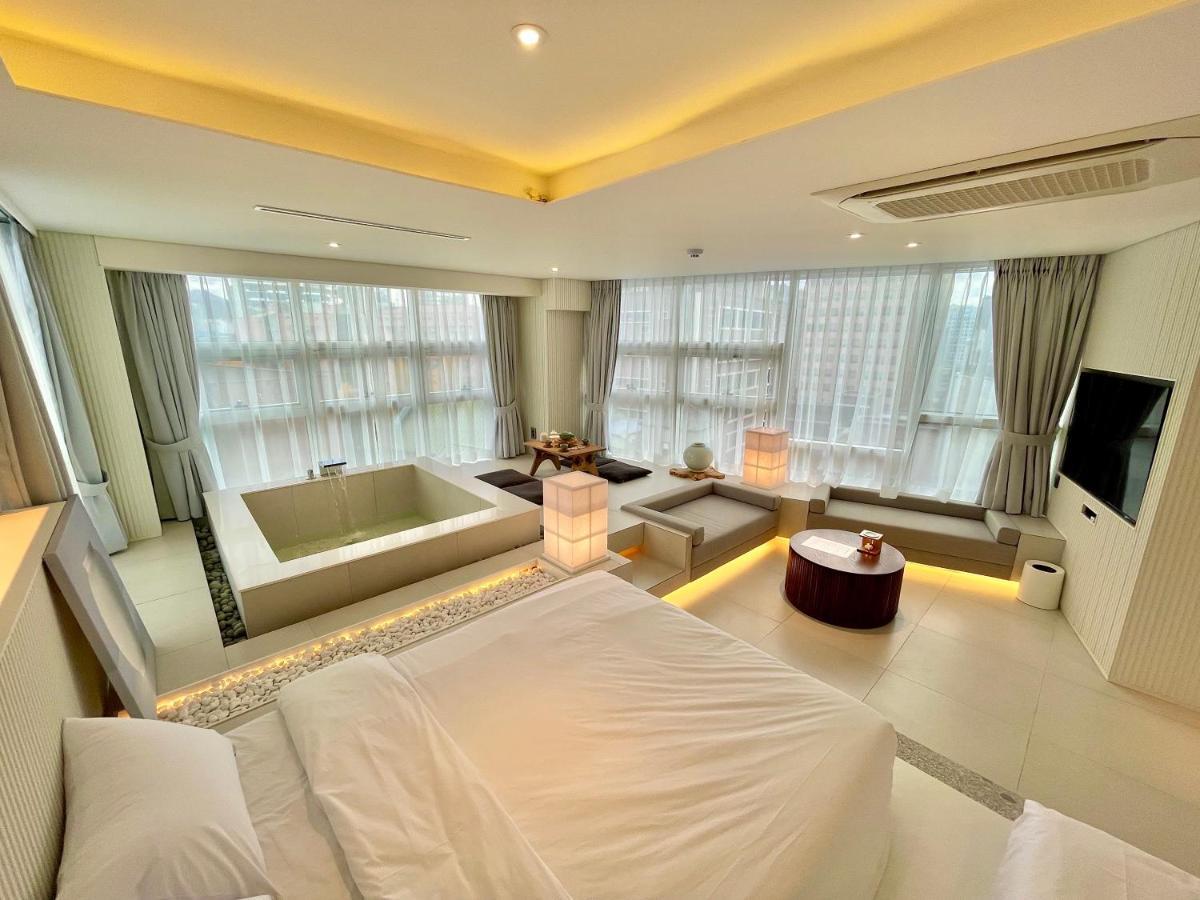 Uh Suite The Myeongdong Seúl Exterior foto